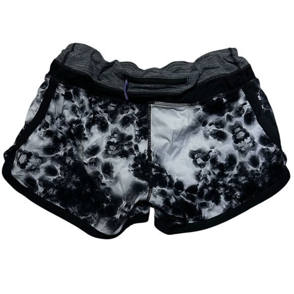 Lululemon tiedye 4” Groovy Run Shorts size 6 - Picture 2 of 4